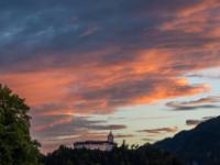 Leuchtende Wolkenwand am Abend über Schloß Hohenaschau